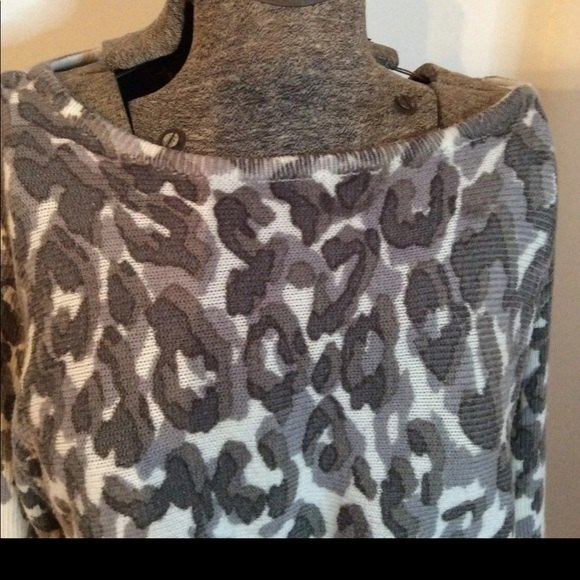 ANA SIZE PL WHITE ACRYLIC ANIMAL PRINT SWEATER 3/4 SLEEVE - Picture 4 of 8